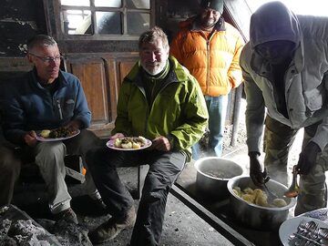 Day 4 - Freshly cooked lunch on Nyiragongo´s summit (Photo: Ingrid Smet)