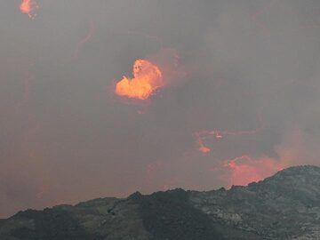 Jour 4 - À travers la brume des gaz volcaniques, nous voyons de grosses bulles de lave exploser à la surface du lac (Photo: Ingrid Smet)