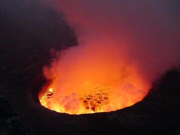 Day 4 - The glow of the lava lake has pink and purple hues around dusk (Photo: Ingrid Smet)