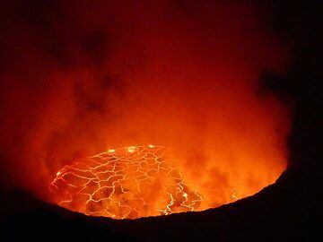 Day 4 - After dinner observations are difficult as the lava lake is strongly degassing and the plumes are often blown into our direction (instead of more straight up like in this image) (Photo: Ingrid Smet)