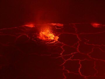 Jour 4 - Grande explosion d'une bulle de gaz à la surface du lac de lave. Les gaz et les nuages deviennent trop épais alors nous décidons de dormir un peu et de rentrer plus tard dans la nuit. (Photo: Ingrid Smet)