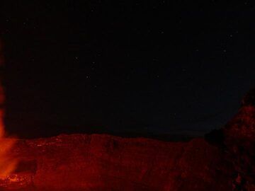 Day 5 - Starry night sky above the steep caldera walls illuminated by the lava lake´s red glow (Photo: Ingrid Smet)