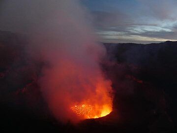 Day 5 - Whilst the red hot glow is still very strong inside the dark caldera, the eastern sky becomes flooded with light (Photo: Ingrid Smet)