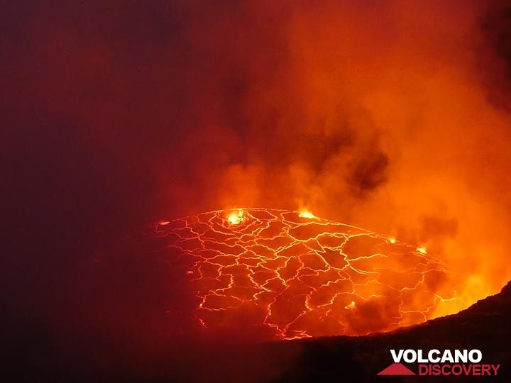 Tag 5 – Nyiragongos aktiv sprudelnder Lavasee im Morgengrauen an unserem zweiten Morgen auf dem Gipfel des Vulkans (Photo: Ingrid Smet)