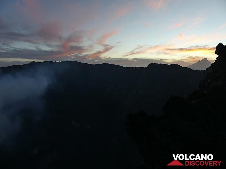 Jour 5 - La lumière du soleil inonde le ciel oriental au-dessus de la caldeira sommitale (silhouette du volcan Mikeno à droite) (Photo: Ingrid Smet)