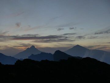 Jour 5 - Silhouettes des volcans Mikeno (à gauche) et Karisimbi (à droite) derrière le bord oriental de la caldeira du Nyiragongo (Photo: Ingrid Smet)