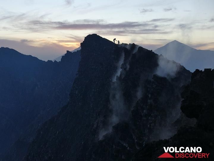 Jour 5 - Des panaches de gaz volcaniques dérivent vers le haut depuis les fumerolles actives dans la zone de fracture sud qui traverse les falaises abruptes de la caldeira intérieure. (Photo: Ingrid Smet)