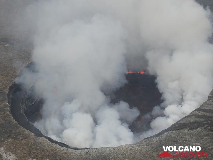 Tag 5 – Nyiragongos Lavasee ist tagsüber oft teilweise von den Gaswolken verdeckt, die er ausstößt (Photo: Ingrid Smet)