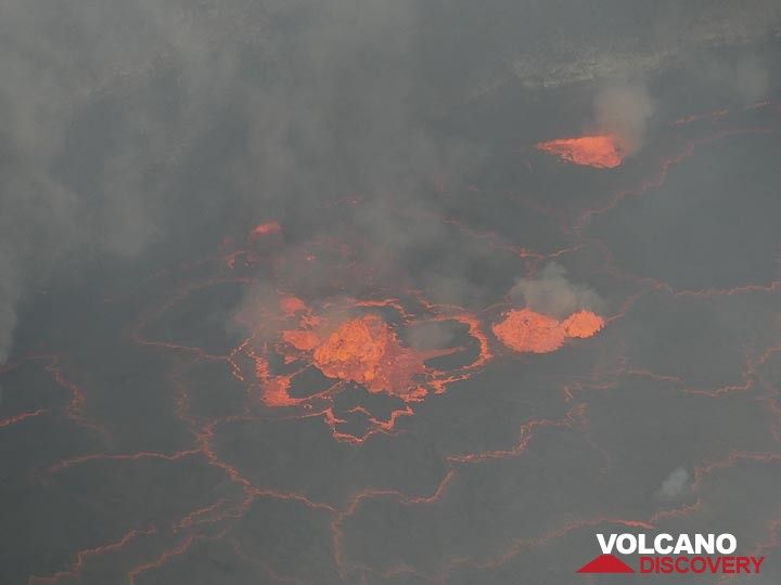 Day 5 - Daytime view of the spattering lava fountains on the lake´s surfce (Photo: Ingrid Smet)