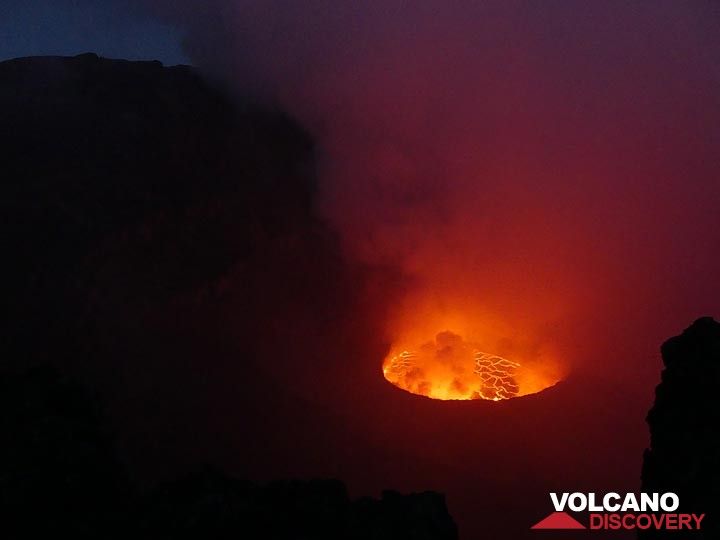 Jour 5 - Couleurs du crépuscule sur la caldeira et le lac de lave du Nyiragongo (Photo: Ingrid Smet)