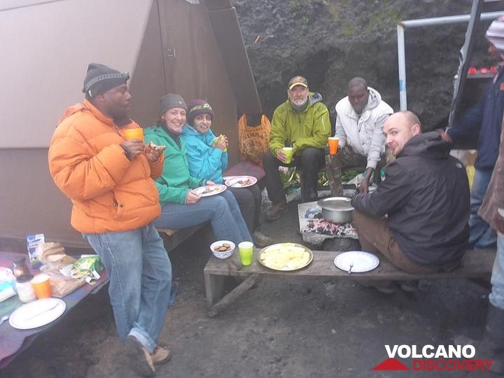 Jour 6 - Dernier petit-déjeuner au sommet du Nyiragongo (Photo: Ingrid Smet)
