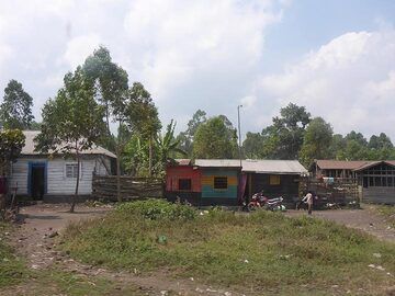 Day 6 - Colourful Congolese houses near the Kibati patrol post (Photo: Ingrid Smet)