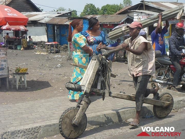 Jour 6 - Le vélo en bois est le symbole de Goma et très important pour les Congolais qui en possèdent un car il sert à transporter toutes sortes de produits (Photo: Ingrid Smet)