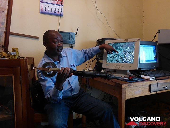 Jour 6 - L'un des scientifiques de l'Observatoire du Volcan de Goma nous explique les différentes méthodes de surveillance qu'ils utilisent pour suivre les changements dans l'activité et le comportement du volcan. (Photo: Ingrid Smet)