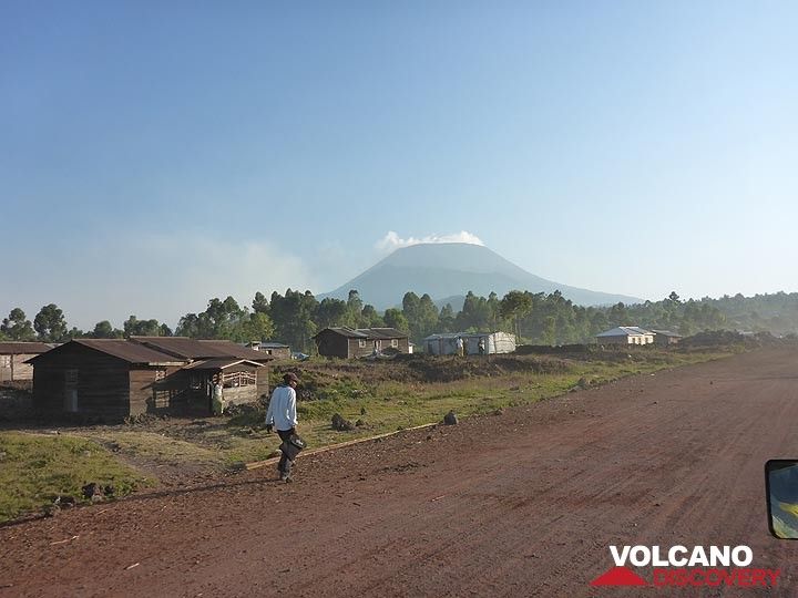 Tag 7 – An einem klaren Tag dominiert auch der abgestumpfte Gipfel des Nyiragongo die umliegende Landschaft (Photo: Ingrid Smet)