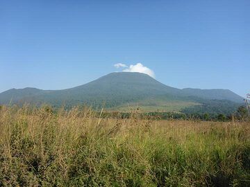 Tag 7 – Silhouette des Nyiragongo-Massivs und seiner drei überlappenden Kegel: der südliche Shaheru-Krater (links), der Hauptkrater Nyiragongo (Mitte) und der nördliche Baruta-Krater (rechts). (Photo: Ingrid Smet)