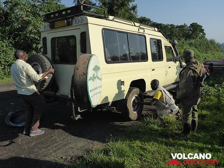 Tag 7 – Reifenwechsel auf der holprigen Straße von Goma zum Ausgangspunkt des Gorilla-Trackings (Photo: Ingrid Smet)