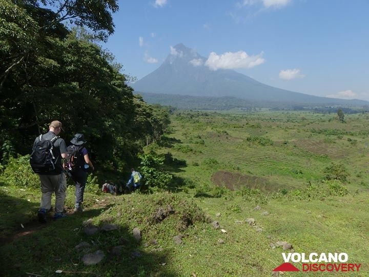 Tag 7 – Blick auf den Vulkan Mikeno auf dem ersten Teil der Wanderung in Richtung der Grenze des Naturparks (Photo: Ingrid Smet)