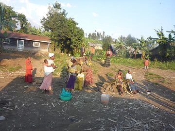 Tag 7 – Blick entlang der Straßenseite in einer kongolesischen Stadt zwischen Rumangabo und Goma (Photo: Ingrid Smet)