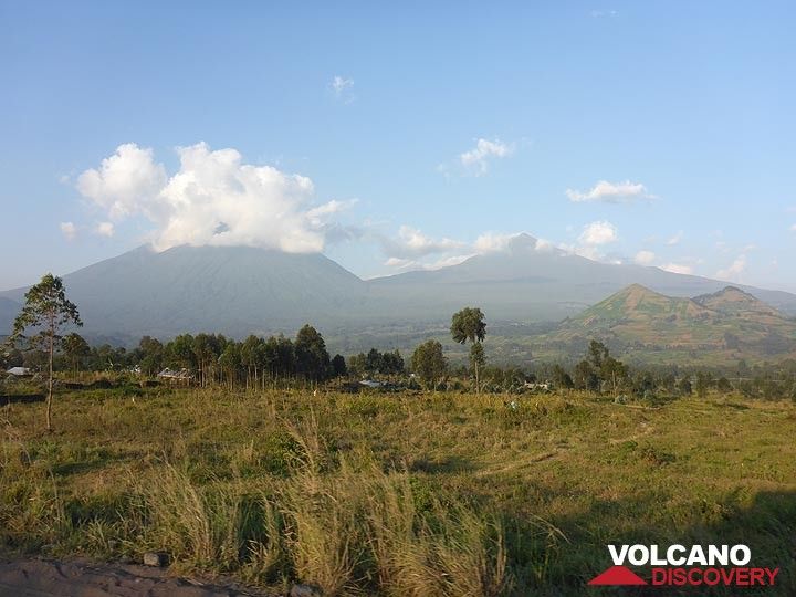 Tag 7 – Spätnachmittagslicht auf den Vulkanen Mikeno (links) und Karisimbi (rechts). (Photo: Ingrid Smet)