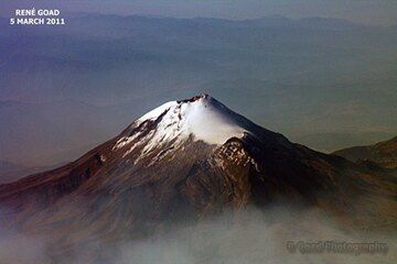 Pico de Orizaba vom Flugzeug aus gesehen. Derzeit ist er ein ruhender Vulkan, der zum letzten Mal im Jahr 1846 ausgebrochen ist, aber mit 5564 m über dem Meeresspiegel ist er auch der höchste Berg Mexikos und der höchste Vulkan Nordamerikas. (Photo: RGoadPhotography)