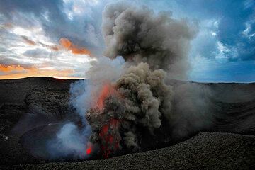 Strombolian eruption from Yasur volcano (Tanna Island, Vanuatu) (16 Sep 2016) (Photo: Hermann)