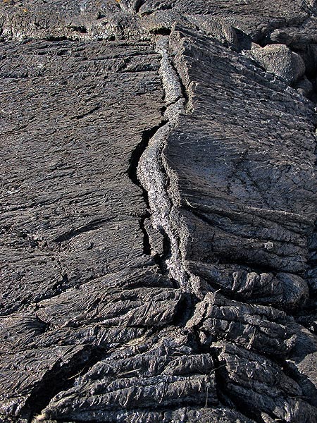 Riss im Boden des Nordkraters von Erta Ale (30. Dezember 2016), gefüllt durch von unten aufsteigende Lava nach dem Aufblasen. (Photo: Jens-Wolfram Erben)