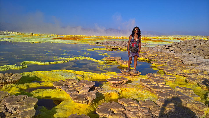 Dallol with green and yellow salt lakes in Jan 2017 (Photo: Jens-Wolfram Erben)