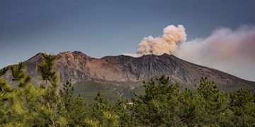 Sakurajima avec une petite émission de cendres vue de l'ouest (mars 2018) (Photo: Ivana Dorn)