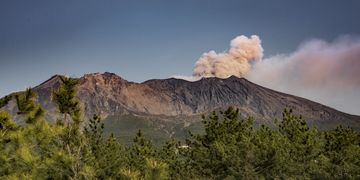 Sakurajima mit einem kleinen Ascheausstoß von Westen aus gesehen (März 2018) (Photo: Ivana Dorn)