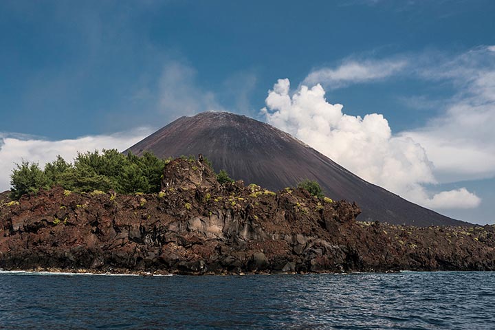 Approaching Anak Krakatau volcano (Photo: Ivana Dorn)
