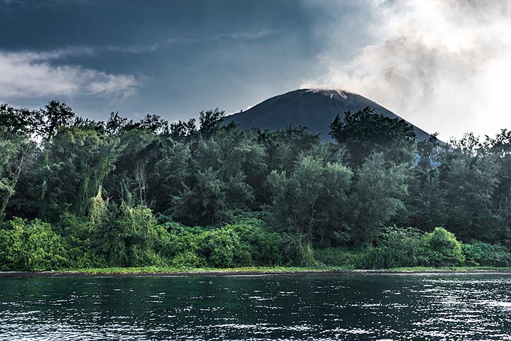 Anak Krakatau avec sa forêt (Photo: Ivana Dorn)