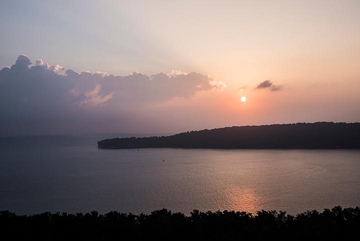 Sonnenaufgang über den Krakatau-Inseln (Photo: Ivana Dorn)
