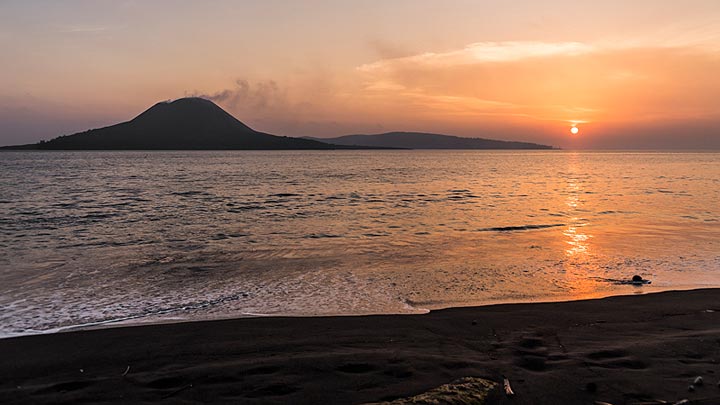 When the sun sets upon the child of Krakatoa (Photo: Ivana Dorn)