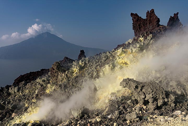 Sulphur deposits on the top of Anak Krakatau (Photo: Ivana Dorn)