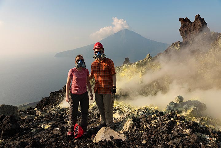 Expérience inoubliable pour grimper au sommet de l'Anak Krakatau, Rakata en arrière-plan. (Photo: Ivana Dorn)