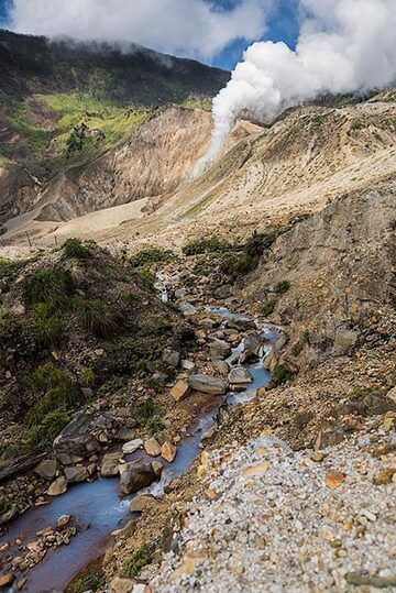 Une merveille d'eau bleue à Papandayan, avec une fumerolle en arrière-plan (Photo: Ivana Dorn)