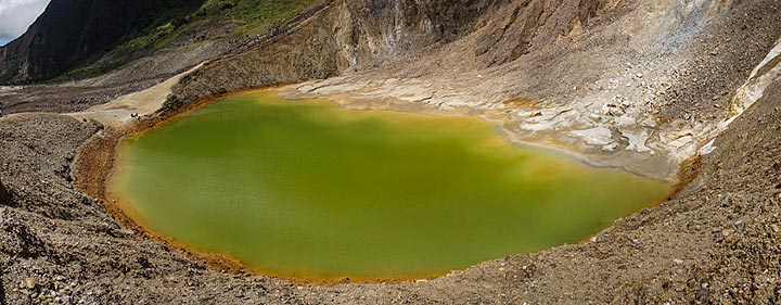 Crater lake, Papandayan (Photo: Ivana Dorn)