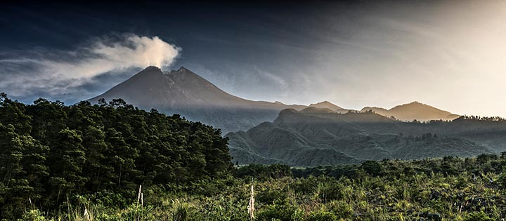 The  first sunrays touch Merapi (Photo: Ivana Dorn)