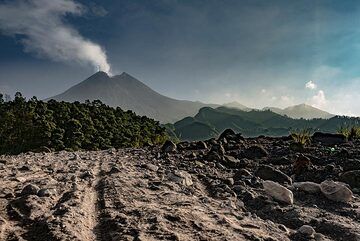 Merapi with its former pyroclastic flow (Photo: Ivana Dorn)