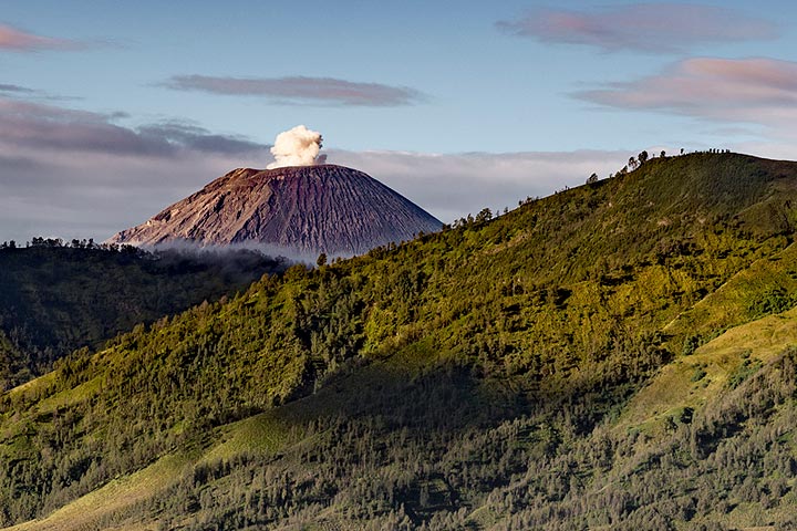 Éruption du Semeru à la lumière du matin (Photo: Ivana Dorn)