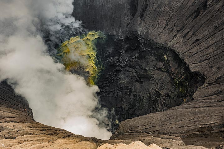 Sobald weniger Dampf vorhanden ist, kann man den Bromo-Krater sehen, sogar die Schwefelwand im Inneren (Photo: Ivana Dorn)