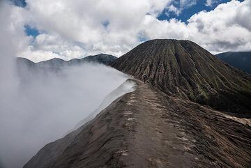 Walking back at the edge of Bromo's crater (Photo: Ivana Dorn)