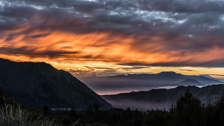 Flammen am Himmel, im Hintergrund der Vulkan Ijen (Photo: Ivana Dorn)