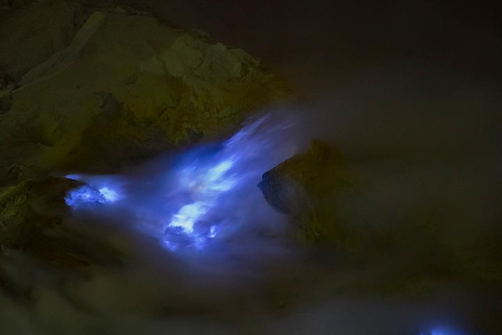 The blue sulphur flames of Ijen at night (Photo: Ivana Dorn)