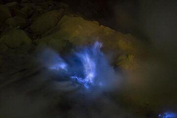 Le cratère d'Ijen avec les dépôts de soufre et le feu bleu (Photo: Ivana Dorn)