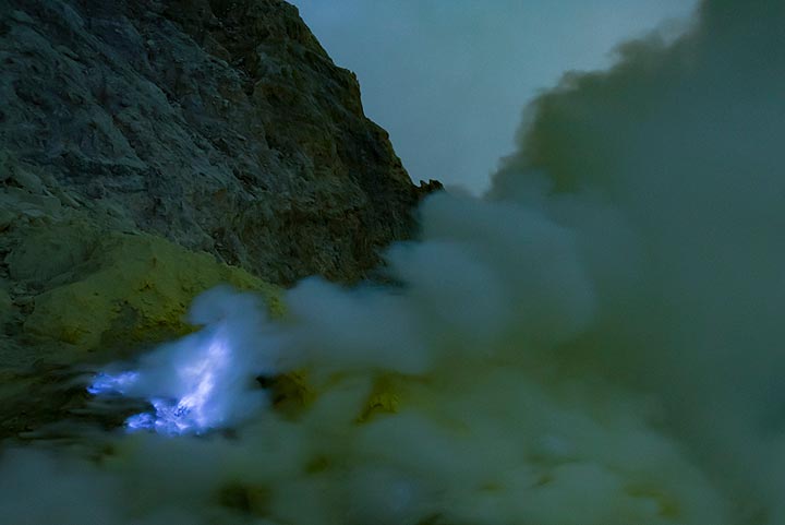 Ijen, as soon as the daylight comes, the blue fire disappears (Photo: Ivana Dorn)