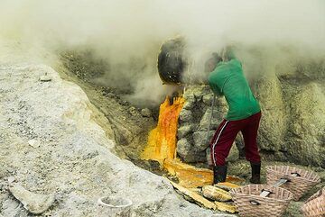 Ijen, eine harte Arbeit der Bergleute, ohne Gasmaske (Photo: Ivana Dorn)