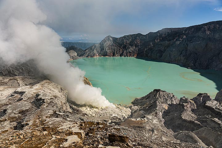 The crater lake of Ijen (Photo: Ivana Dorn)