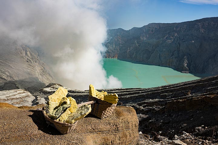 A view of the crater lake of Ijen on the way back (Photo: Ivana Dorn)